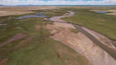 航拍羌塘大草原自然风景河流马群吃草河水视频的预览图